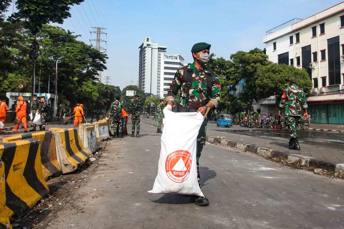 FOTO: TNI dan Aparat Gabungan Bersihkan Sisa Kerusuhan di Kwitang