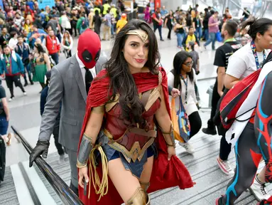 Seorang cosplayer berkostum superhero perempuan Wonder Woman saat menghadiri New York Comic Con 2019 di Jacob K. Javits Convention Center, Kamis (3/10/2019). Comic Con menjadi salah satu gelaran acara yang paling dinanti para pecinta komik maupun film. (Craig Barritt/Getty Images for ReedPOP /AFP)