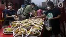 Warga menyiapkan menu berbuka puasa di Vihara Dharma Bhakti, Petak Sembilan, Jakarta, Kamis (7/4/2022). Yayasan Vihara Dharma Bhakti menyediakan sekitar 200 porsi menu berbuka puasa bagi warga sekitar untuk lebih mempererat persaudaraan umat beragama. (Liputan6.com/Helmi Fithriansyah)