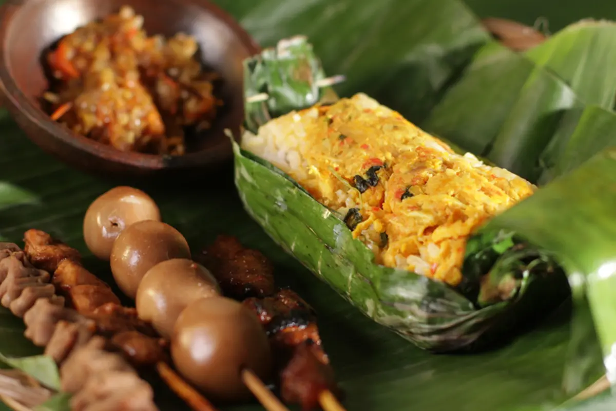Resep Nasi Bakar Ayam Suwir Kemangi Pedas