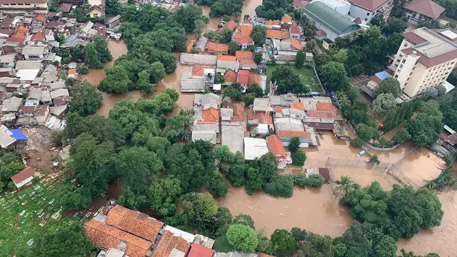 Pantauan titik banjir Jakarta dari udara yang dilakukan Kepala BNPB Letjen TNI Doni Monardo, Gubernur DKI Jakarta Anies Baswedan, dan Menteri PUPR Basuki.