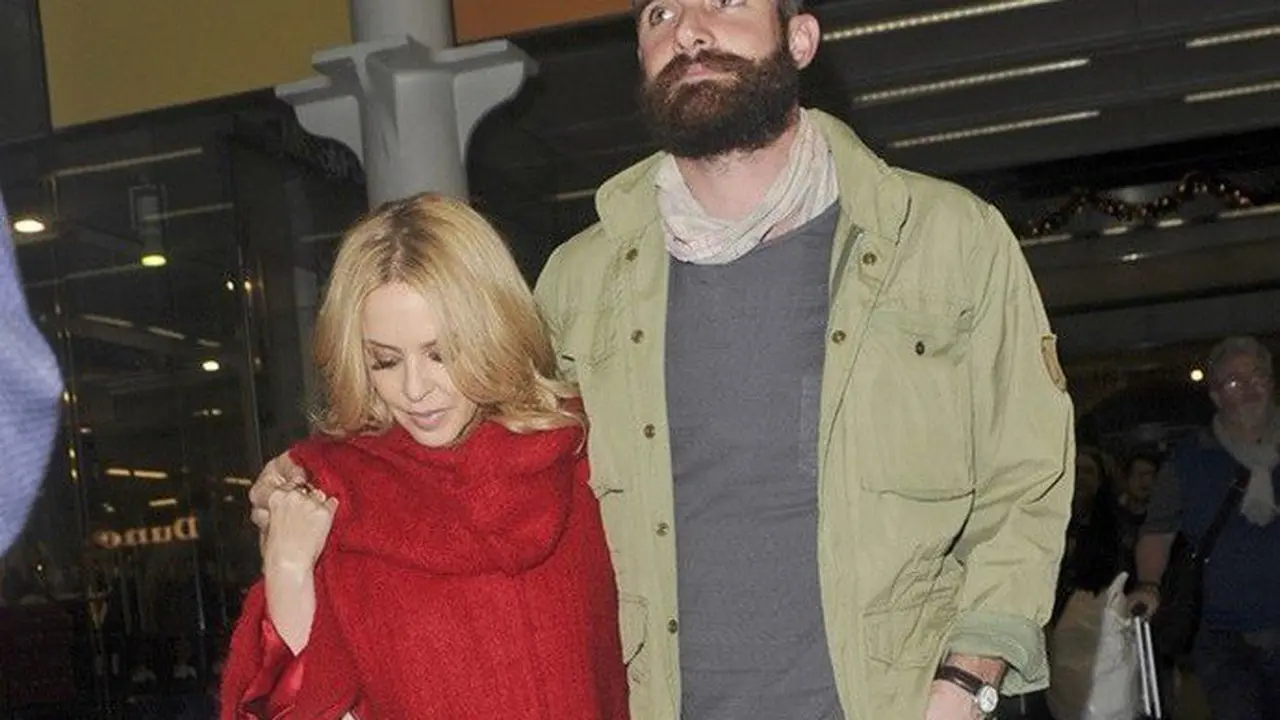 Kylie Minogue dan Joshua Sasse