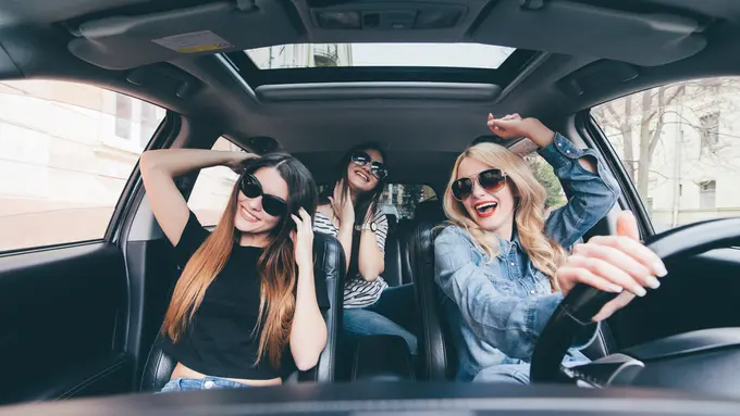 Ilustrasi dengar musik di mobil