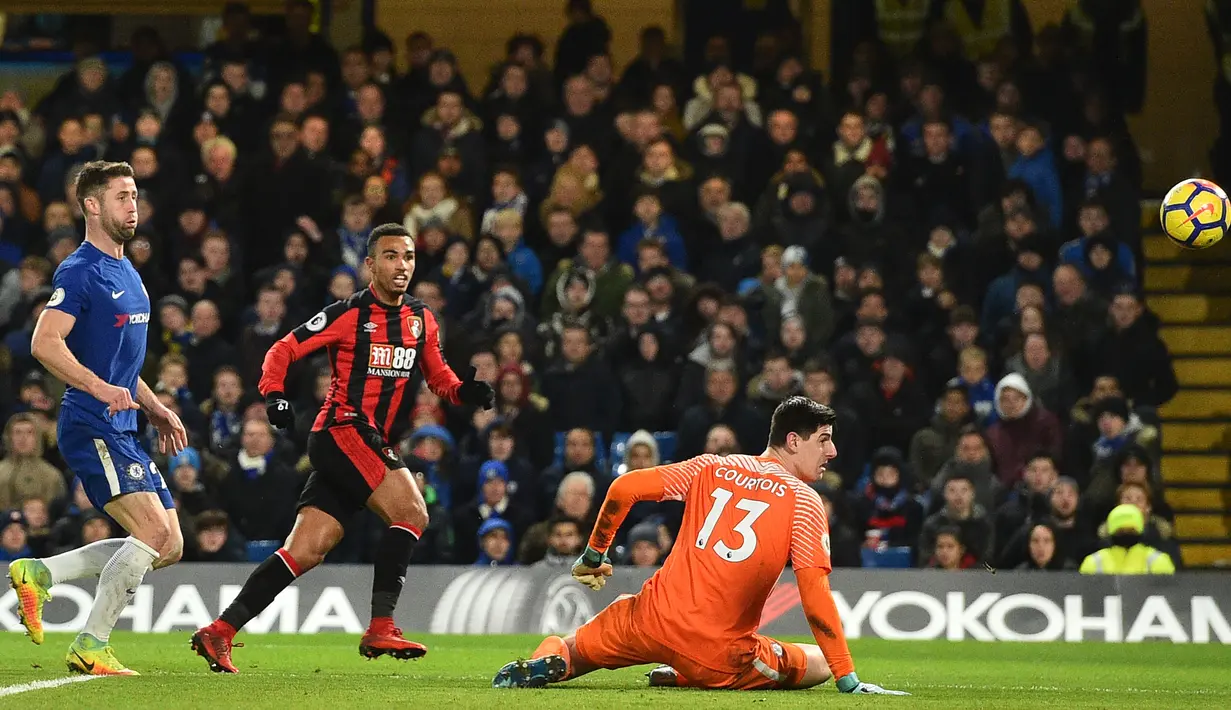 Gelandang Bournemouth, Stanislas berhasil mencetak gol ke gawang Chelsea pada laga pekan ke-25 Premier League 2017-2018 di Stamford Bridge, Rabu (31/1). Bermain di kandang sendiri, Chelsea secara mengejutkan kalah telak 0-3. (Glyn KIRK/AFP)