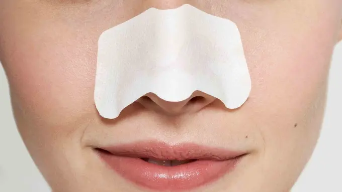 Lihat Lebih Dekat, Cara Cerdas Bersihkan Komedo dari Wajah Anda