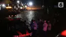 Kerabat melakukan salat jenazah di area pemakaman protokol COVID-19 di TPU Pondok Ranggon, Jakarta, Kamis (24/9/2020). Hingga Kamis (24/9), ada 4.634 kasus baru sehingga jumlah kasus Covid-19 di Indonesia mencapai 262.022 orang, sembuh 191.853, meninggal 10.105. (Liputan6.com/Helmi Fithriansyah)