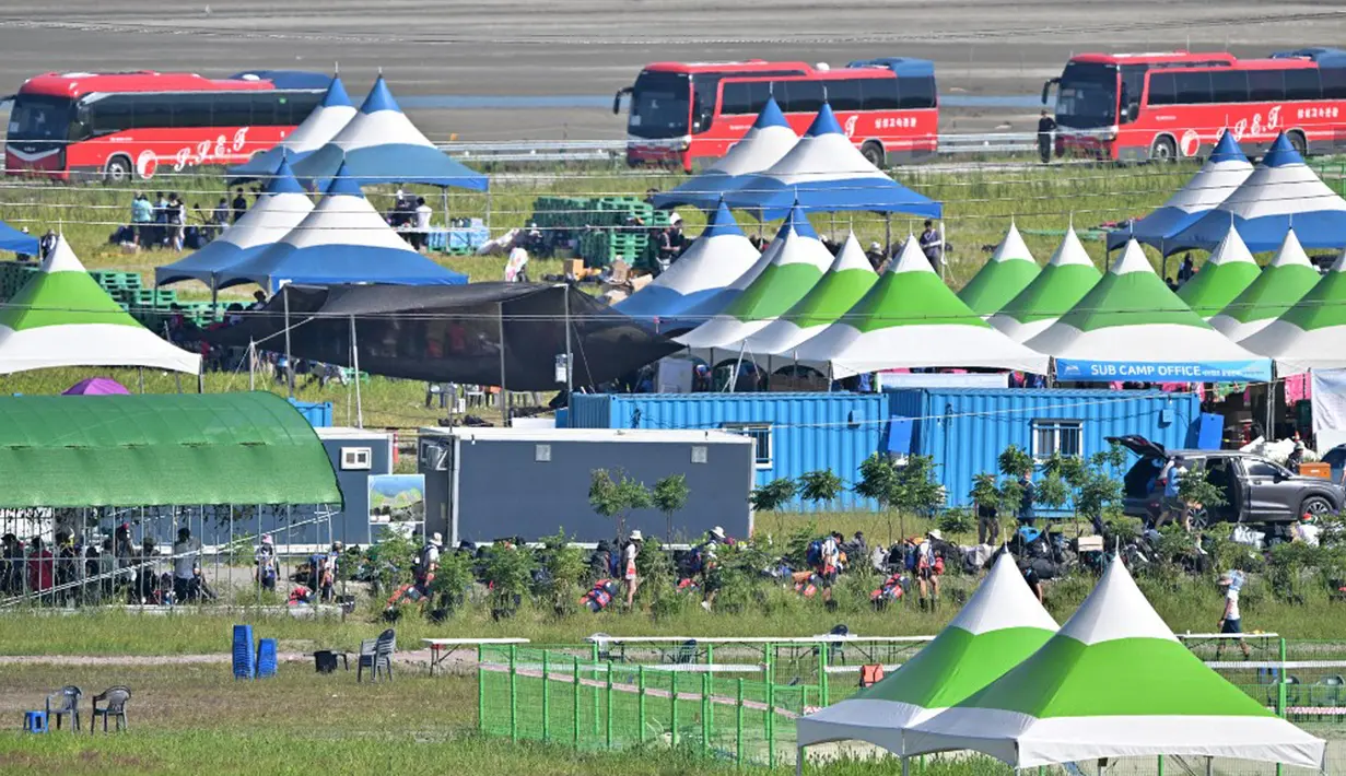 Sementara itu, KBRI Seoul menyiapkan beberapa mahasiswa Indonesia yang bisa berbahasa Korea untuk membantu komunikasi antara para peserta didik dengan pihak-pihak terkait di setiap lokasi pemindahan peserta Indonesia. (Anthony WALLACE/AFP)