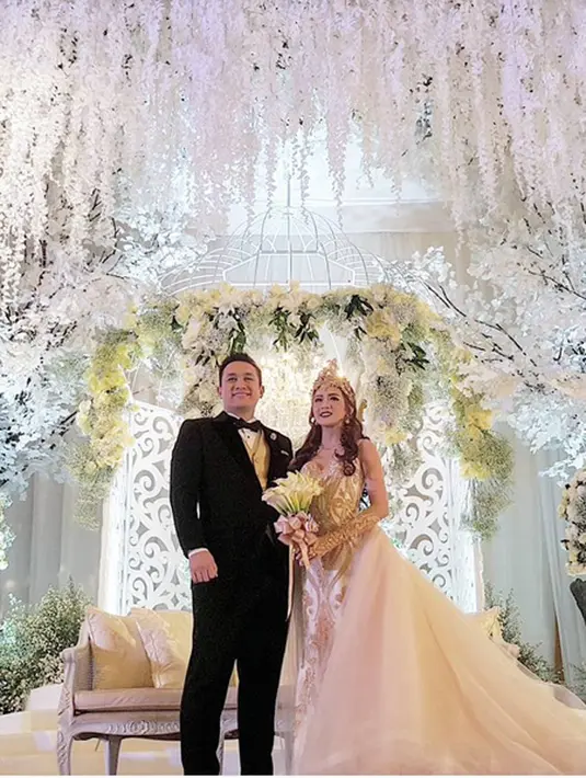 "...Tapi aku gak khawatir, karena selama aku punya kamu kita pasti bisa ngelewatin semuanya. Amin. Sayangku, sakitmu adalah sakitku, senyummu adalah bahagiaku, izinkan aku untuk membahagiakanmu istriku..." sambungnya. (Instagram/gilangdirga)