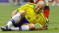 Beberapa jam sebelum final Piala Dunia 1998, penyerang Brasil, Ronaldo dilaporkan mengalami maslah kebugaran hingga keluar busa dari mulutnya. Sempat dilarikan ke rumah sakit, ia tetap memaksakan masuk ke lapangan untuk bermain. Sayangnya Brasil harus kalah dari Prancis. (AFP/Toshifumi Kitamura)