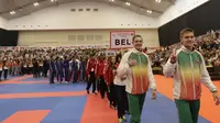 Parade atlet saat Pembukaan Kejuaraan Dunia Karate Junior, Cadet dan U-21 di Indonesia Convetion Exhibition (ICE), Bumi Serpong Damai, Tangerang, Kamis (12/11/2015). (Bola.com/Vitalis Yogi Trisna)