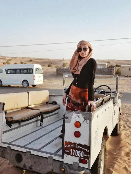 "Air mata yang aku buat sejak aku berumur 8 tahun. Menunggu dalam antrean panjang untuk casting, ditolak karena gigiku jelek, mendapat peran yang tidak penting, dibohongi oleh agen," tulisnya dalam instagram. (Instagram/nikitawillyofficial94)