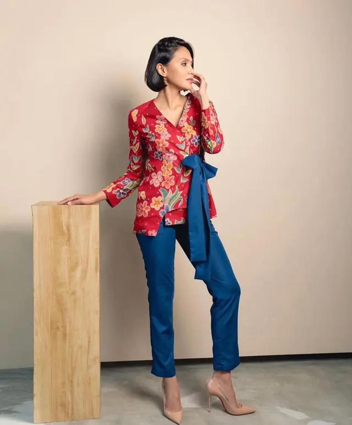 Model Baju Batik Atasan Wanita Kantor, Elegan dengan Nuansa Tradisional