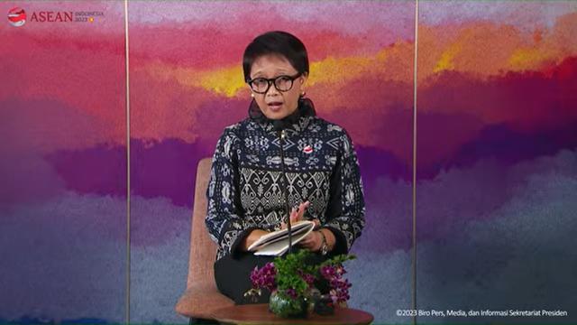 Pernyataan pers Menteri Luar Negeri Retno Marsudi terkait pertemuan bilateral yang dilakukan Presiden Jokowi dengan empat negara di sela-sela kegiatan KTT ke-42 ASEAN 2023 di Labuan Bajo, NTT. (Liputan6/Benedikta Miranti)
