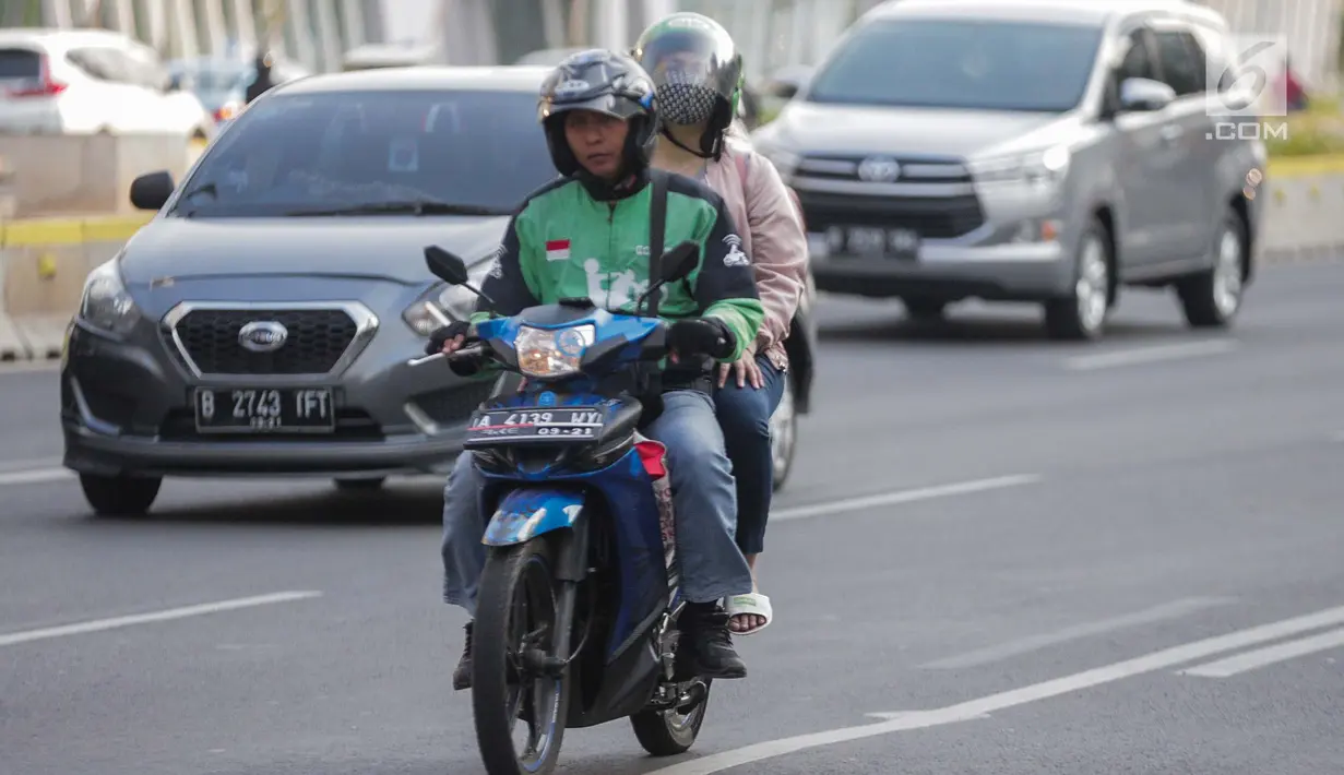 Penumpang ojek online mengenakan masker pelindung untuk menghindari polusi udara buruk di Jakarta, Rabu (17/7/2019). Dinkes DKI menyarankan masyarakat untuk menggunakan masker saat beraktivitas untuk mencegah dampak polusi udara pada tubuh. (Liputan6.com/Faizal Fanani)