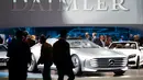 Mobil Mercedes - Benz Concept IAA saat dipamerkan di Berlin , Jerman , (6/4).Desaain body mobil yang aerodinamis membuat mobil ini hebat di jalanan. (REUTERS / Hannibal Hanschke)