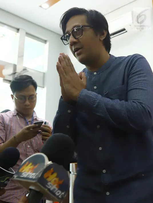 Andre Taulany memberikan keterangan pers terkait  ucapannya di sebuah stasiun televisi yang dinilai menghina Nabi Muhammad SAW di kantor MUI, Jakarta, Sabtu (4/5/2019). Andre meminta masyarakat untuk membuka pintu maaf atas kesalahan-kesalahan yang diperbuatnya. (merdeka.com/Imam Buhori)