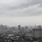 Suasana langit Jakarta yang berawan gelap dilihat dari kawasan Ancol, Jakarta, Minggu (29/5/2016). (Liputan6.com/Faizal Fanani)