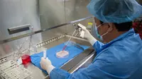 Yuanyuan Zhang , MD , Ph.D, asisten profesor di Wake Forest Institute for Regenerative Medicine, menunjukkan proses untuk merancang sebuah organ vagina dalam (Reuters/Wake Forest Institute for Regenerative Medicine)