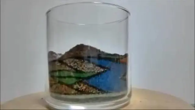 Ayo saksikan bagaimana Ako Tsubaki membuat lukisan pasir indah dalam sebuah gelas.