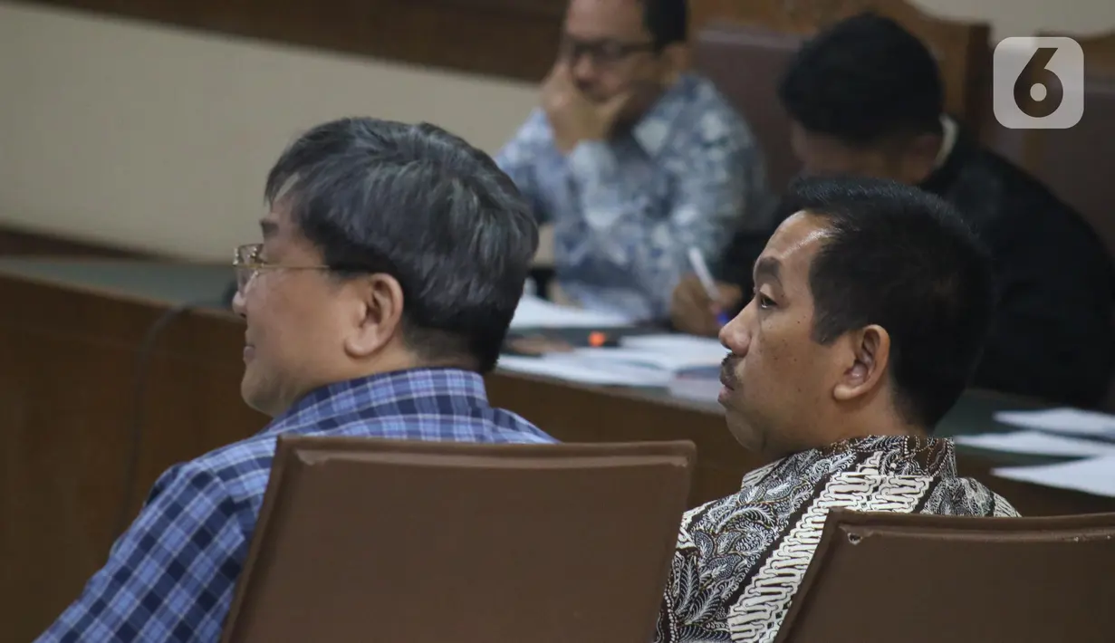Presiden Direktur PT Angkasa Pura (AP) II, Muhammad Awaluddin (kanan) saat menjadi saksi pada sidang lanjutan dugaan suap pengadaan Baggage Handling System (BHS) dengan terdakwa Andi Taswin Nur di Pengadilan Tipikor, Jakarta, Senin (18/11/2019). (Liputan6.com/Helmi Fithriansyah)