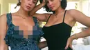 Dalam foto yang diunggahnya, Kylie Jenner membiarkan kecantikan naturalnya terpancar saat berfoto bareng sahabatnya, Stassie Karanikolau. (instagram/kyliejenner)
