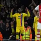 Di awal babak kedua, tepatnya menit ke-50, Crystal Palace menyamakan skor 1-1. Sepakan keras Christian Benteke usai menerima umpan Jordan Ayew tidak mampu diantisipasi Aaron Ramsdale. (AFP/Glyn Kirk)