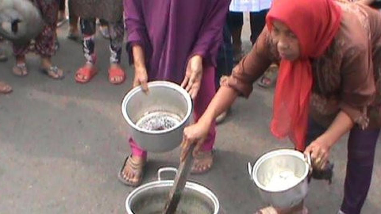 Tuntut Jokowi turun, ratusan ibu-ibu di Palembang masak batu