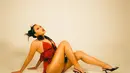 Naja tampil seksi dengan lingerie two-piece berwarna merah. Ia juga mengenakan high heels di photoshoot tersebut. [Instagram najandmm]