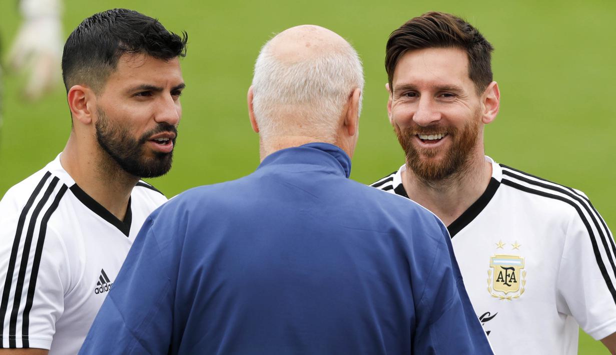 Striker Argentina, Lionel Messi dan Sergio Aguero, berbincang dengan asisten pelatih saat latihan di Bronnitsy, Rusia, Rabu (13/6/2018). Lionel Messi menjadi tumpuan Timnas Argentina untuk menjuarai Piala Dunia 2018. (AP/Ricardo Mazalan)