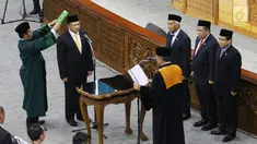 Ketua Mahkamah Agung Hatta Ali melantik Bambang Soesatyo sebagai Ketua DPR di Gedung DPR RI, Jakarta, Senin (15/1). Bambang Soesatyo resmi menjabat sebagai Ketua DPR menggantikan Setya Novanto dengan masa jabatan 2014-2019. (Liputan6.com/Angga Yuniar)