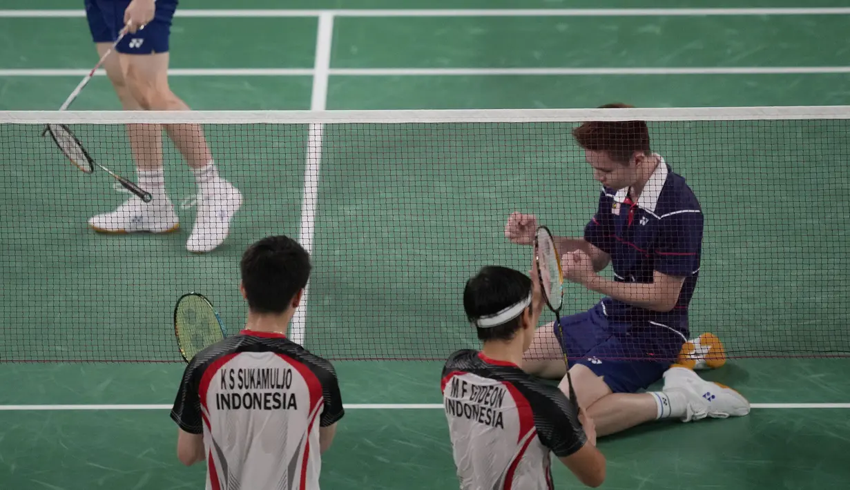 Pasangan Marcus/Kevin harus mengubur mimpinya untuk menyabet medali di Olimpiade Tokyo 2020. Perlawanan pasangan Malaysia, Chia/Soh harus menghentikan mereka di babak 16 besar. (Foto: AP/Dita Alangkara)