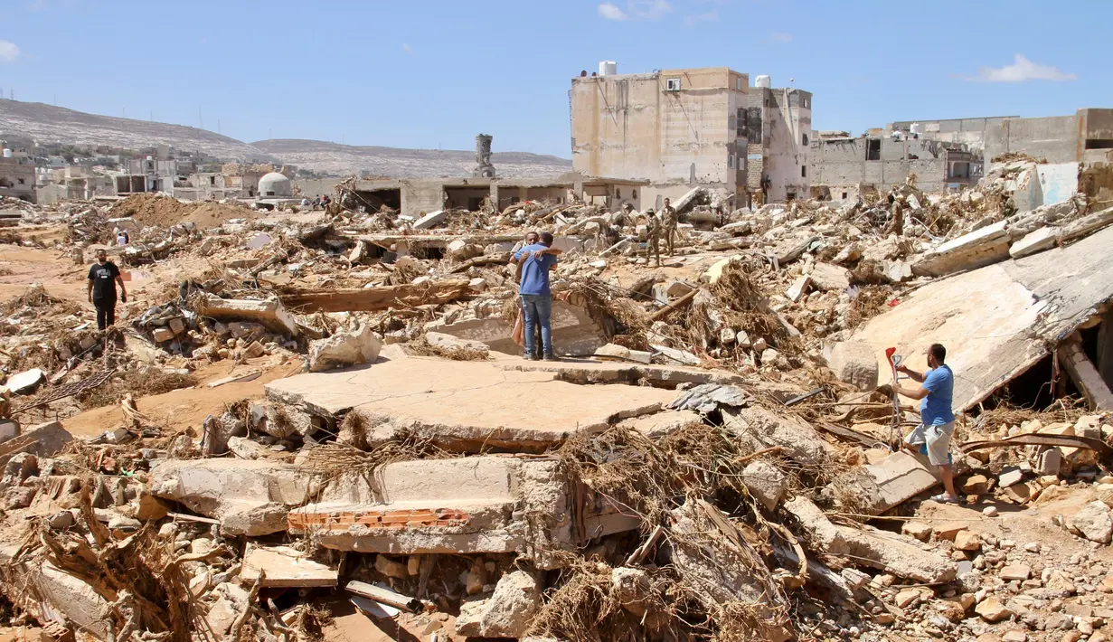 Sejumlah bangunan runtuh akibat banjir besar juga terlihat di Derna, Libya, Rabu, 13 September 2023. (AP Photo/Yousef Murad)