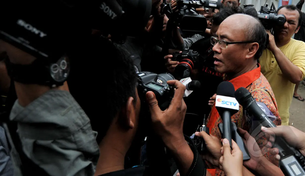 Dalam keterangan persnya Rohaniawan Daniel Alexander mengaku, akan terus memperjuangkan duo Bali Nine untuk tidak dihukum mati, Nusakambangan, Jawa Tengah, Kamis (5/3/2015).(Liputan6.com/Johan Tallo)