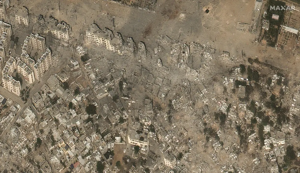 Gambar yang disediakan oleh Maxar Technologies ini menunjukkan kerusakan bangunan dan struktur setelah pemboman di lingkungan Izbat Beit Hanoun, di Gaza utara, pada 21 Oktober 2023. (Satellite image ©2023 Maxar Technologies via AP)
