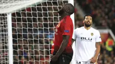 Striker Manchester United, Romelu Lukaku, tampak kecewa usai gagal membobol gawang Valencia pada laga Liga Champions di Stadion Old Trafford, Selasa (2/10/2018). Manchester United ditahan 0-0 oleh Valencia. (AP/Jon Super)