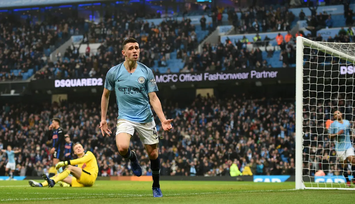 Gelandang Manchester City Phil Foden (tengah) melakukan selebrasi setelah mencetak gol ke gawang Rotherham United pada putaran ketiga Piala FA di Stadion Etihad, Manchester, Inggris, Minggu (6/1). City  membantai Rotherham 7-0. (Oli SCARFF/AFP)