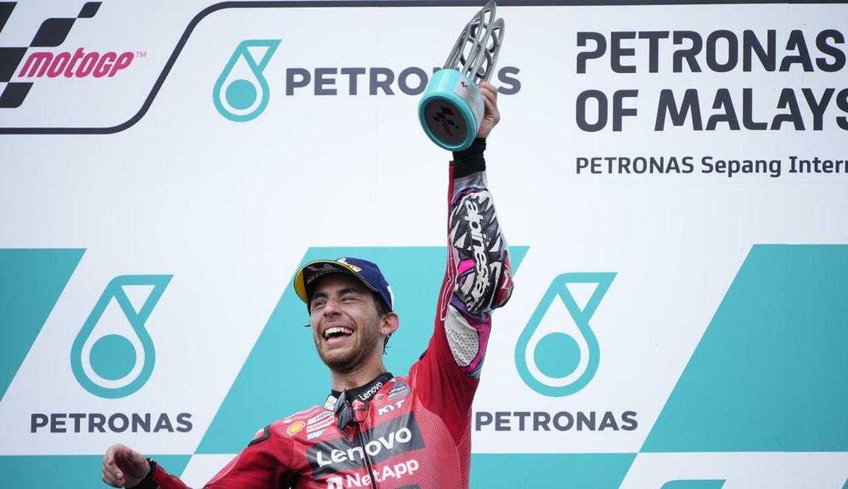 Pembalap Ducati, Enea Bastianini, melakukan selebrasi setelah menjuarai balapan MotoGP Malaysia di Sirkuit Sepang, Minggu (12/11/2023). (AP Photo/Vincent Thian)