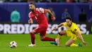 Pemain Yordania Yazan Alarab (kiri) mengincar bola saat pemain Malaysia Darren Lok terjatuh pada pertandingan sepak bola Grup E Piala Asia di Stadion Al Janoub, Al Wakrah, Qatar, Senin (15/1/2024). (AP Photo/Aijaz Rahi)