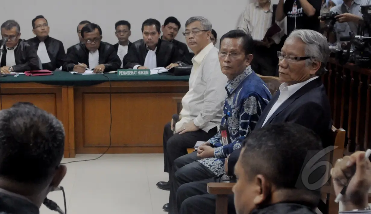Mantan Ketua MK Akil Mochtar, mantan Hakim MK Harjono, dan Panitera MK Kasianur Hutauruk menjadi saksi dalam sidang lanjutan Raja Bonaran Situmeang di Pengadilan Tindak Pidana Korupsi, Jakarta, Senin (13/4/2015). (Liputan6.com/ Andrian M Tunay)