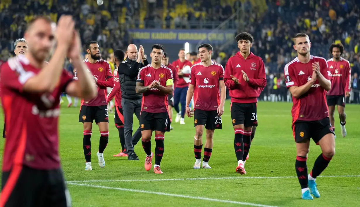 Para pemain Manchester United menyapa para pendukungnya pada akhir pertandingan matchday 3 Liga Europa 2024/2025 melawan Fenerbahce di stadion Sukru Saracoglu, di Istanbul, Turki, Kamis 24 Oktober 2024 atau Jumat 25 Oktober 2024 dini hari WIB. (AP Photo/Francisco Seco)