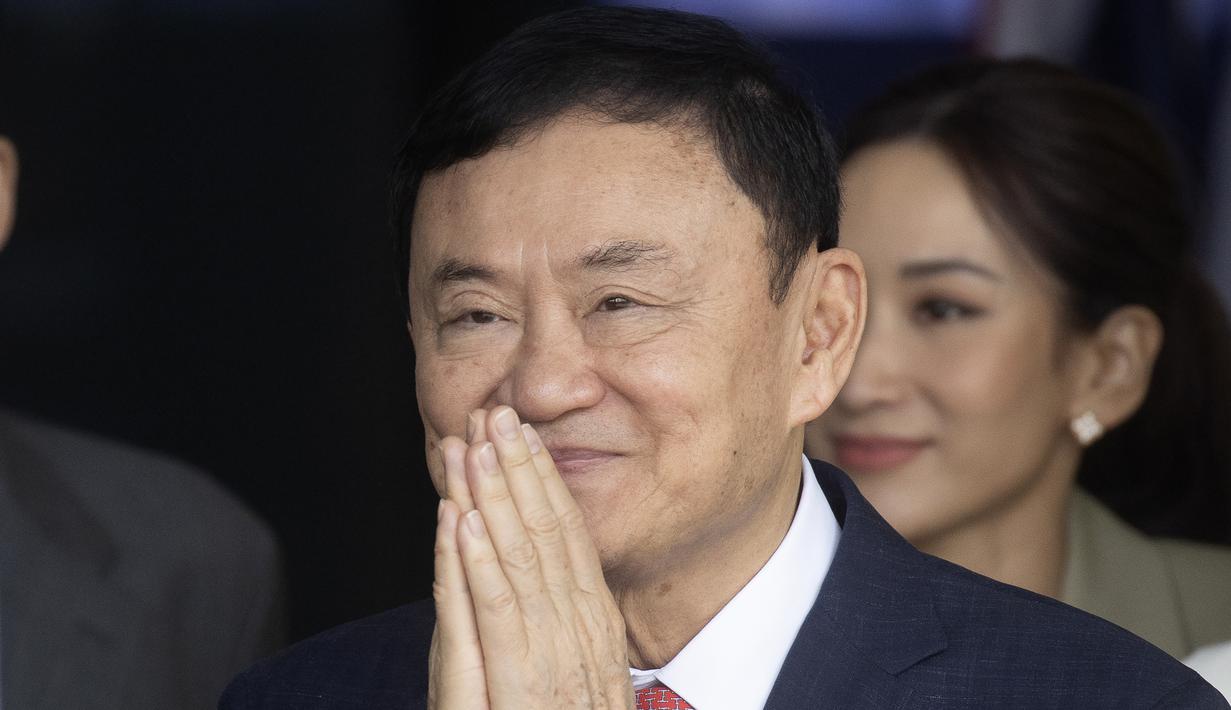 <p>Thaksin mendarat dengan jet pribadi di bandara Don Mueang, Bangkok pada pukul 9 pagi waktu setempat. (AP Photo/Wason Wanichakorn)</p>