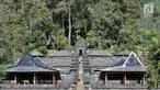 Aktivitas pengunjung dan kegiatan ibadah umat Hindu di Candi Cetho, Karanganyar, Jawa Tengah, Sabtu (25/8). Kemendikbud memugar pendopo di kompleks Candi Cetho untuk menghindari kerapuhan. (Merdeka.com/Iqbal Nugroho)