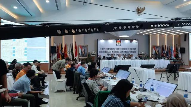 Suasana rapat pleno rekapitulasi suara di KPU, Senin (20/5/2019) malam. (Liputan6.com/Yopi Makdori)