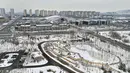 Foto dari udara yang diabadikan pada 23 November 2020 ini menunjukkan pemandangan Kota Yan'an yang diselimuti salju di Provinsi Shaanxi, China barat laut. (Xinhua/Tao Ming)