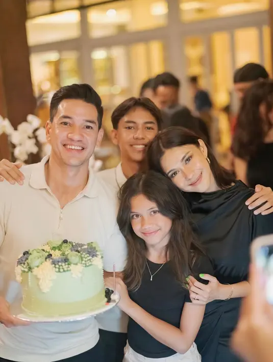 Potret keharmonisan keluarga Nana Mirdad dan Andrew White saat perayaan ulang tahun Nana ke-38 pada tahun ini. Keharmonisan pasangan ini juga kerap dijadikan sebagai panutan oleh warganet. [Instagram/nanamirdad_]