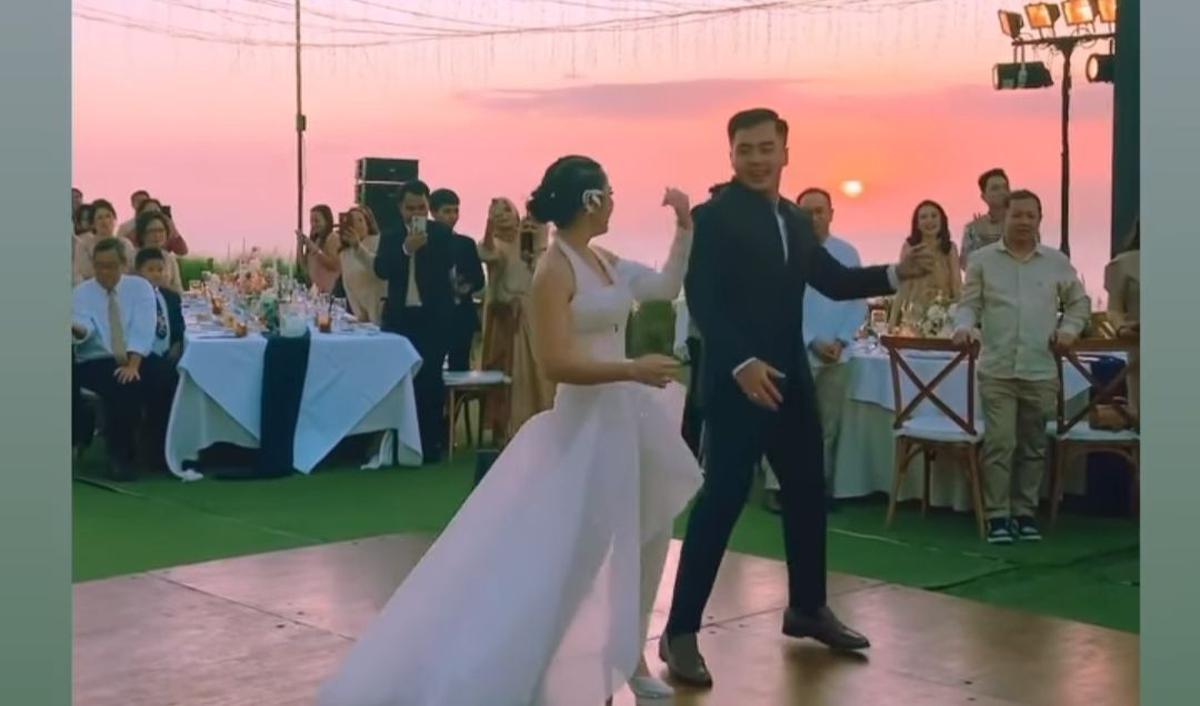 Potret kebahagiaan Gritte Agatha dengan Arif Hidayat. Hubungan asmara selama 11 tahun yang dijalani Gritte Agatha dengan Arif Hidayat akhirnya disatukan dalam janji pernikahan.&nbsp;