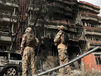 Pasukan keamanan menjaga lokasi serangan bom di kantor pemenangan calon presiden Afghanistan Amrullah Saleh, Kabul, Senin (29/7/2019). Serangan yang menewaskan dua orang dan melukai 25 lainnya tersebut terjadi pada Minggu, 28 Juli 2019. (AP Photo/Rahmat Gul)