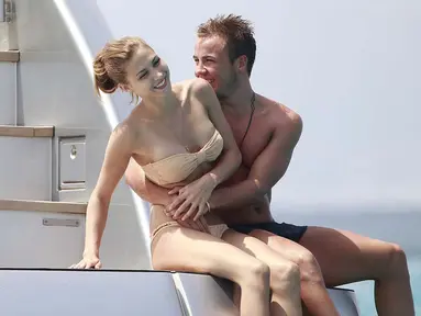 Mario Gotze memilih berlibur di Ibiza bersama pasangannya, Ann Kathrin Brommel, Spanyol (17/7/2014) (Dailymail.co.uk)