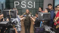 Ketua Umum PSSI, Edy Rahmayadi, menjawab pertanyaan wartawan usai menggelar rapat perdana di Kantor PSSI, Jakarta, Senin (14/11/2016). Edy terpilih menjadi ketum PSSI pada Kongres Pemilihan PSSI, Kamis (10/11) lalu. (Bola.com/Vitalis Yogi Trisna)