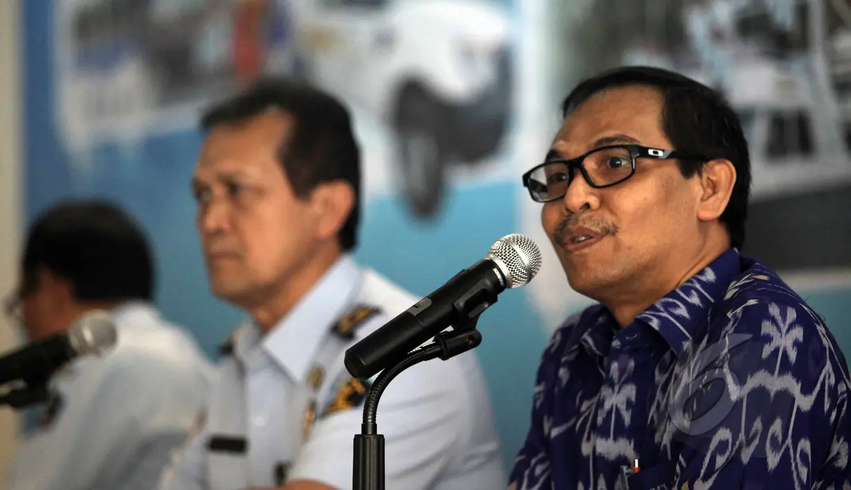 Kabag Humas Direktorat Jenderal Imigrasi Heriyanto memberi keterangan pers di kantor Kemenkumham, Jakarta, Jumat (8/5/2015). Sebanyak 1069 WNA terjaring operasi Bhumi Pura Wira Wibawa akibat penyalahgunaan izin keimigrasian. (Liputan6.com/Helmi Afandi)
